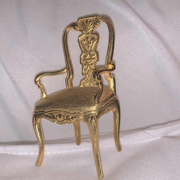 Vintage JJ brushed, gold realtor pin, beautiful Brooch. Looking for a new home! - Picture 4 of 8